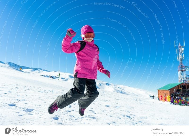 Kleines Mädchen, das im Skigebiet Sierra Nevada auf den Schnee springt. Freude Glück Erholung Freizeit & Hobby Spielen Ferien & Urlaub & Reisen Winter
