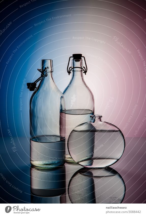 Stillleben Getränk Erfrischungsgetränk Trinkwasser Flasche Glas Lifestyle Design elegant blau violett weiß Reflexion & Spiegelung Wasser Farbfoto Innenaufnahme