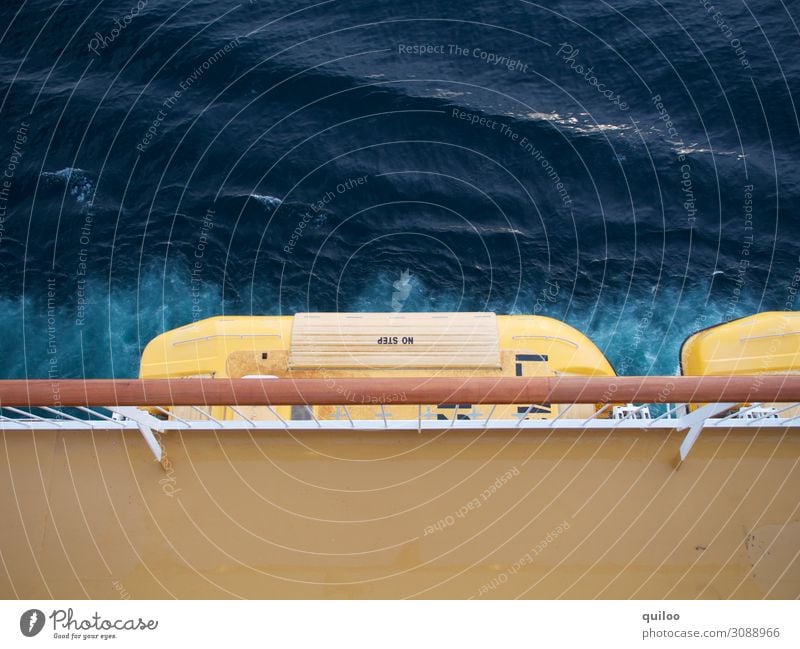 Rettungsboot Technik & Technologie Schifffahrt Kreuzfahrt Beiboot dunkel blau braun gelb Sicherheit Schutz gefährlich Ferien & Urlaub & Reisen bedrohlich