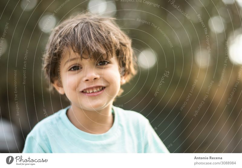 kleine dreijährige Jungenportraits am Sommernachmittag Glück Gesicht Garten Kind Mensch Kindheit Herbst Lächeln Kaukasier echte Menschen nadelförmig 3s