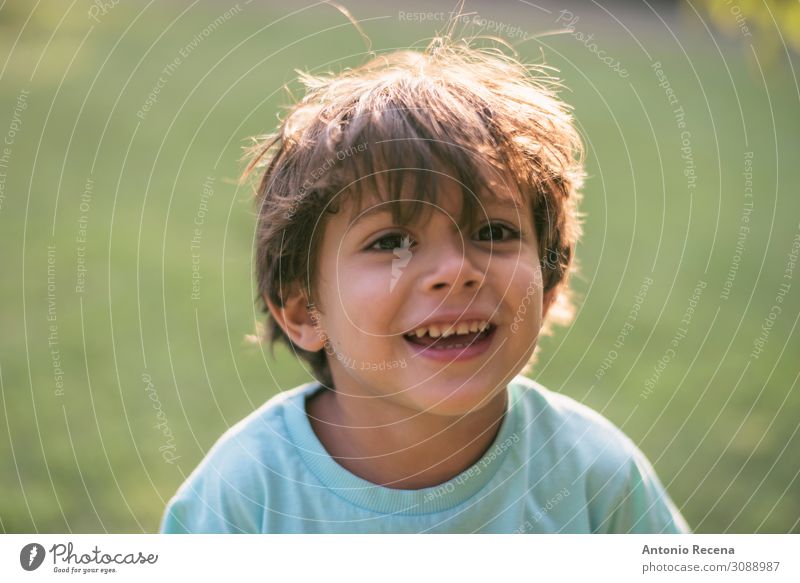 kleine dreijährige Jungenporträts am Sommernachmittag Glück Garten Kind Mensch Kindheit Lächeln Gefühle glücklicher Herbst Ausdruck expressiv Kaukasier