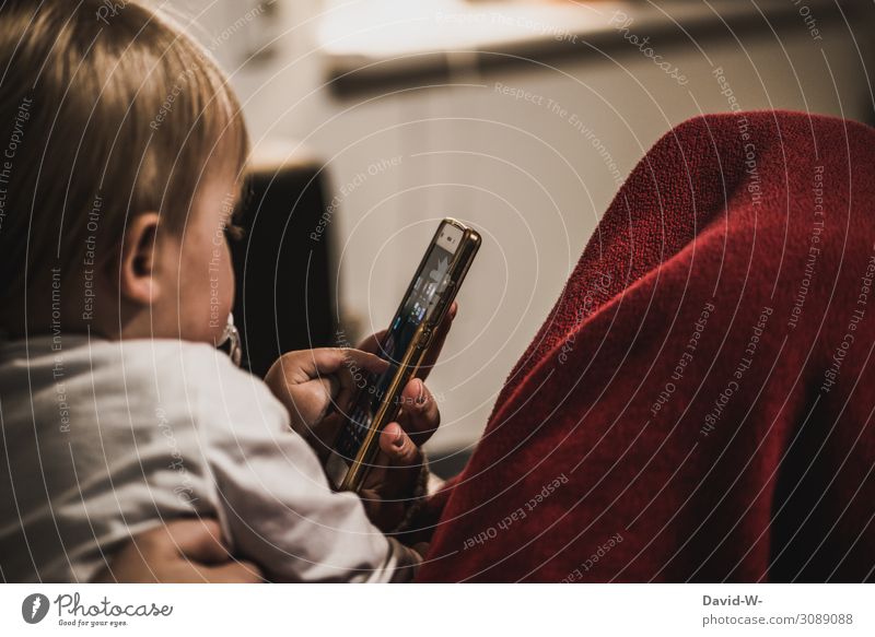 Mutter und Kleinkind mit Handy in der Hand Kind haltend Finger Erwachsene Farbfoto zeigen Kindheit Verantwortung Unterhaltungselektronik Sucht Verblödung Gefahr