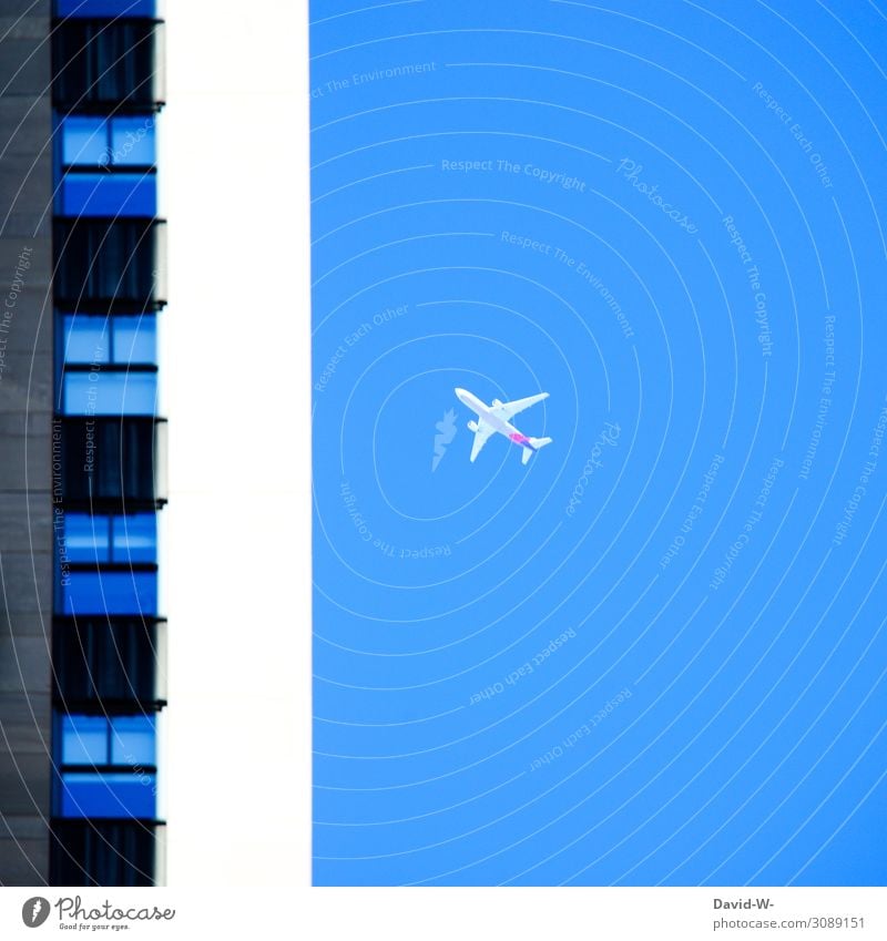 Gebäudeteil mit Flugzeug im Hintergrund fliegen Stadt Urlaub Himmel Ferien & Urlaub & Reisen Luftverkehr blau Farbfoto Luftaufnahme Tourismus Passagierflugzeug