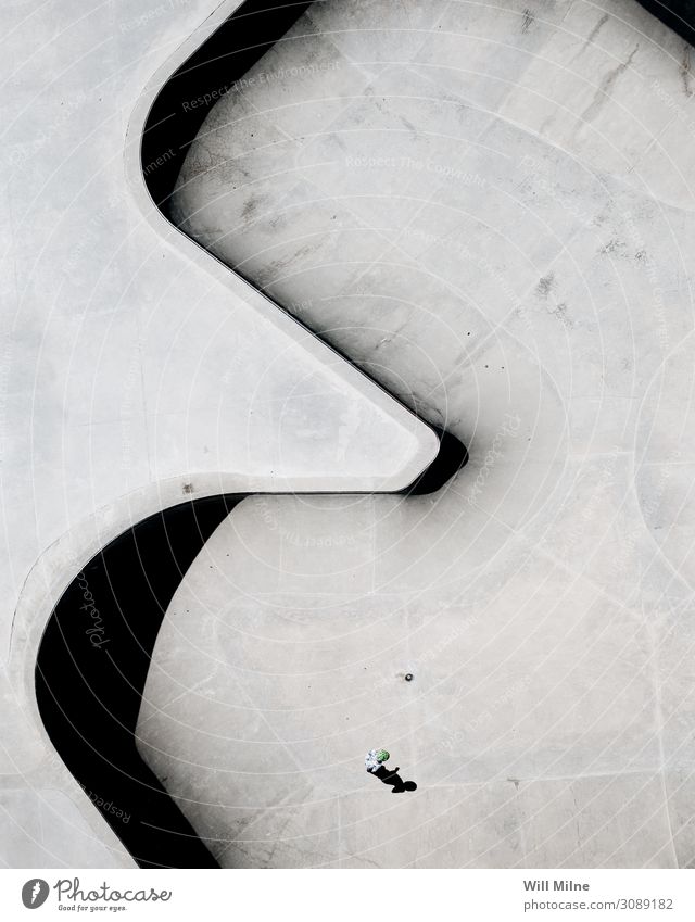 Person, die in der Mitte eines Skateparks von oben steht. Dröhnen Skateplatz Fluggerät Skateboarding Inline Skating Holzplatte Schatten Strukturen & Formen