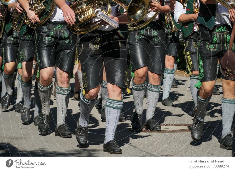 Ausschnitt Oberbayrischer Festzug mit Blasinstrumenten Mensch maskulin Erwachsene Beine Menschengruppe 18-30 Jahre Jugendliche Veranstaltung Musik