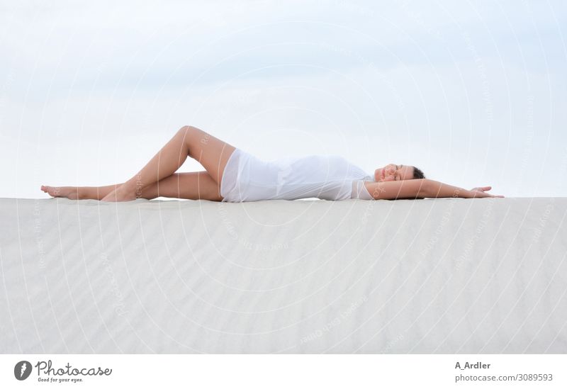 junge Frau liegt auf einer Sanddüne Lifestyle elegant schön Wellness Leben harmonisch Wohlgefühl Zufriedenheit Sinnesorgane Erholung ruhig Meditation Kur Spa