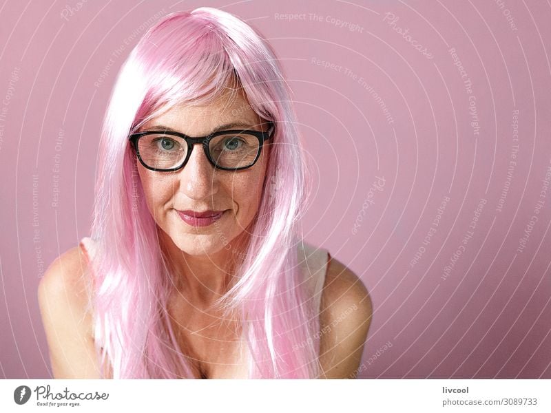 Dame mit rosa Haaren lächelnd auf rosa Hintergrund Lifestyle Glück Mensch feminin Frau Erwachsene Weiblicher Senior Kopf Haare & Frisuren Gesicht Auge Lippen 1