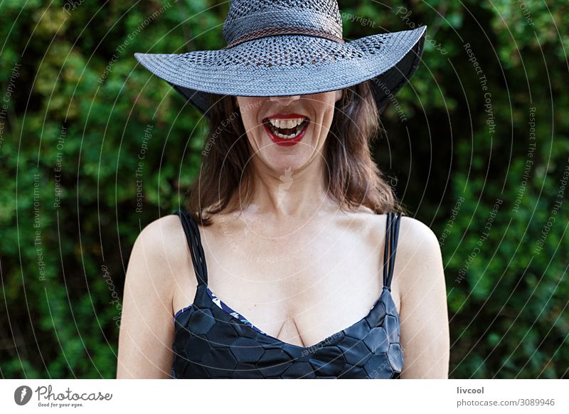 Frau mit schwarzer Pamela lacht, Spanien Lifestyle Glück Gesicht Leben Garten feminin Erwachsene Weiblicher Senior Kopf Haare & Frisuren Nase Mund Lippen Zähne