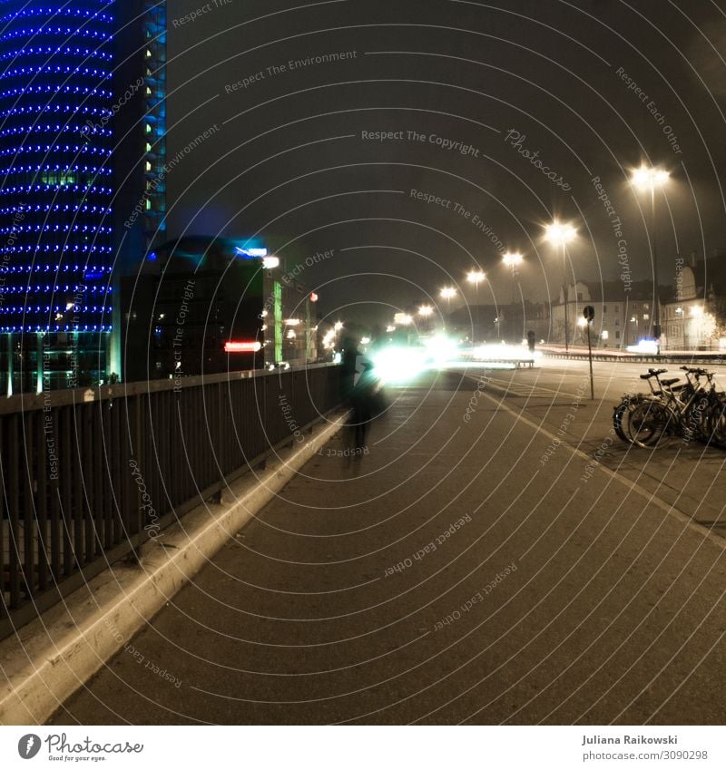 Nachts in der Stadt Mensch 1 München Hauptstadt Hochhaus Industrieanlage Architektur Verkehr Verkehrswege Straßenverkehr Autofahren Fußgänger Brücke Fahrzeug