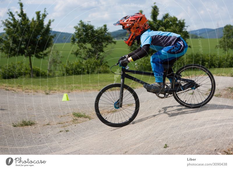 Junge fährt auf dem Fahrrad Sport Fahrradfahren BMX Mensch Kind 1 machen springen sportlich Farbfoto Außenaufnahme Tag