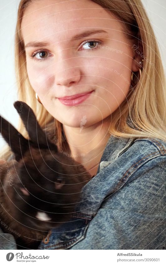 Mädchen-Jugendliche hält ein Kaninchen in den Armen. Junge Frau Gesicht 1 Mensch 13-18 Jahre Tier Italien Europa Jacke Ohrringe brünett Haustier