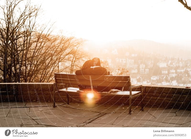 Paar im Sonnenuntergang in Stuttgart sonnenuntergang abendstunde licht abendlicht golden hour paar pärchen menschen bank lens flare stuttgart ausblick herbst