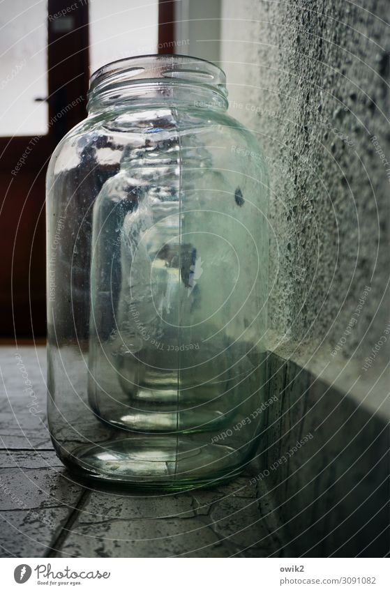 Gläserne Matrjoschka Glas Einmachglas Wand Bodenbelag Tür Reihe Ordnung Stein stehen durchsichtig hintereinander glänzend Farbfoto Innenaufnahme Detailaufnahme