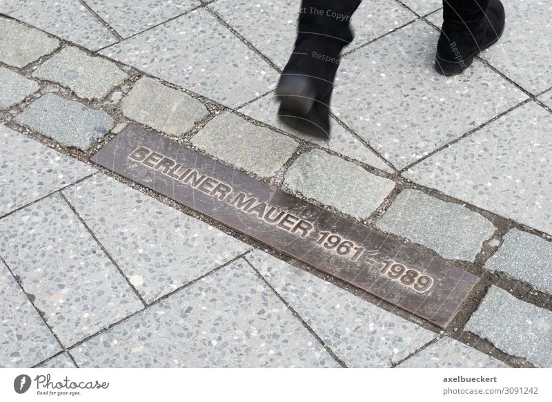Berliner Mauer 1961 - 1989 Lifestyle Tourismus Sightseeing Städtereise Mensch Frau Erwachsene Fuß Stadt Hauptstadt Stadtzentrum Sehenswürdigkeit Denkmal