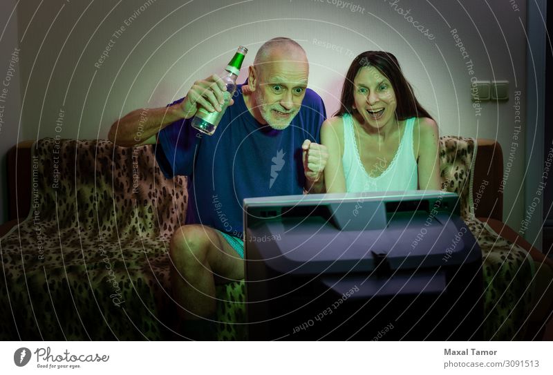 Erwachsener Mann und Frau beim Sport im Fernsehen trinken Alkohol Bier Lifestyle Freude Glück Gesicht Erholung Freizeit & Hobby Spielen Sofa Entertainment