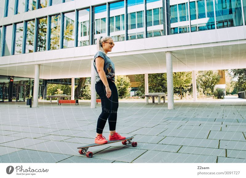 Skating in the City Lifestyle elegant Stil Freizeit & Hobby Sommer Skateboarding Longboard Junge Frau Jugendliche 18-30 Jahre Erwachsene Stadt Jeanshose