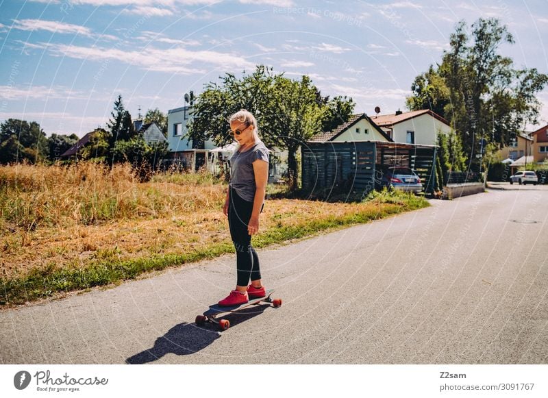 Longboarding Lifestyle elegant Stil Freizeit & Hobby Sommer Skateboarding Junge Frau Jugendliche Natur Landschaft Sonne Schönes Wetter Wiese Stadt T-Shirt