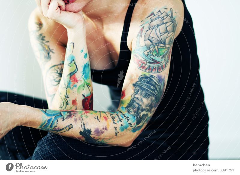 fingerspitzengefühl | farbe unter die haut bringen Frau Erwachsene Körper Haut Brust Arme Hand Finger 30-45 Jahre Tattoo Piercing außergewöhnlich einzigartig
