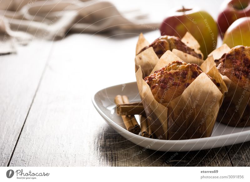 Äpfel und Zimtmuffins auf Holztisch. Muffin Apfel Backwaren Kuchen backen Lebensmittel Gesunde Ernährung Foodfotografie Wald Frucht weiß braun gebastelt Herbst