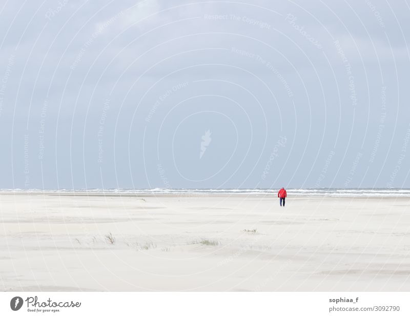 einsamer alter Mann am endlosen Strand, kleiner Mensch große Welt Zeitüberschreitung Depression Strandspaziergang MEER Hoffnung Freiheit Trauerarbeit