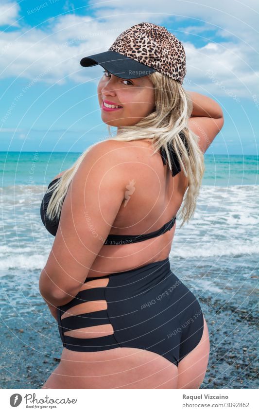 Sexy, kurvenreiches Modell, blond, im Bikini. exotisch Körper Schwimmen & Baden Sommer Strand Meer feminin Frau Erwachsene 1 Mensch 30-45 Jahre Wasser Himmel