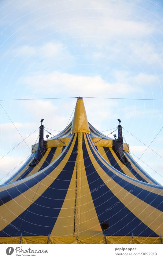 zelt Freizeit & Hobby Circus Arbeit & Erwerbstätigkeit Arbeitsplatz Zirkus Veranstaltung Show Himmel Fassade Sehenswürdigkeit Ornament Fahne gelb schwarz Freude