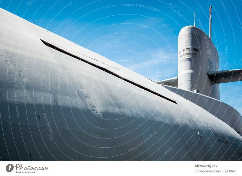 ein U-Boot vor blauem Himmel Menschenleer Blauer Himmel Wolkenloser Himmel Schifffahrt Fahrzeug Wasserfahrzeug Atom-U-Boot tauchen Meer Tauchboot grau
