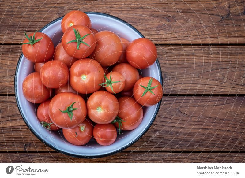 Tomaten in einer Schüssel Lebensmittel Gemüse Bioprodukte Schalen & Schüsseln liegen frisch Gesundheit lecker natürlich saftig braun rot Vorfreude Idylle Natur
