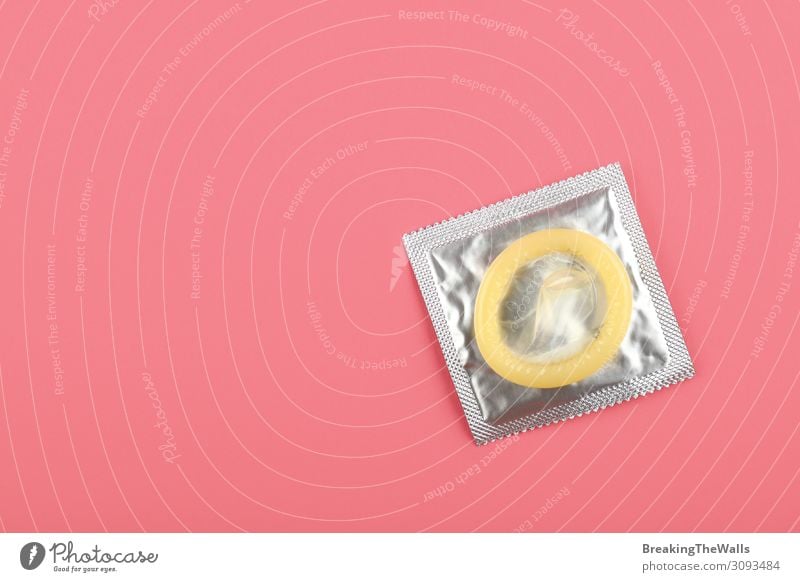 Nahaufnahme eines Kondompaketes über rosa Hintergrund Körperpflege Gesundheit Gesundheitswesen Medikament oben Sauberkeit Schutz Verantwortung Vorsicht