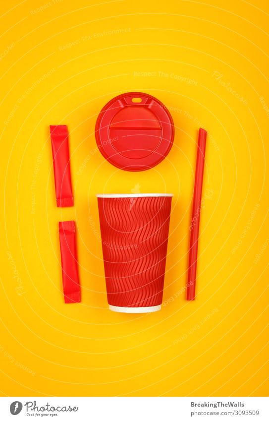 Rote Papier-Kaffeetasse über gelbem Hintergrund Getränk Heißgetränk Tee Becher Trinkhalm modern natürlich oben rot Farbe Verschlussdeckel kleben Beutel Zucker