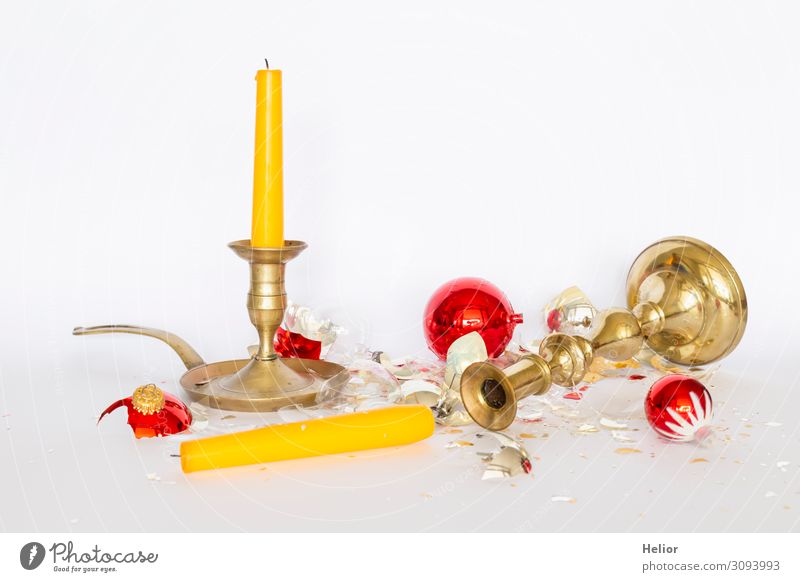 Zerbrochene Christbaumkugeln mit Kerzenständern Winter Weihnachten & Advent Kugel liegen stehen kaputt retro gelb gold rot silber weiß Traurigkeit Desaster