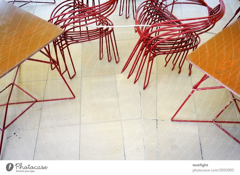 stühle Kot Tisch sitzen Boden Café Metall rot Holz Farbfoto Textfreiraum unten
