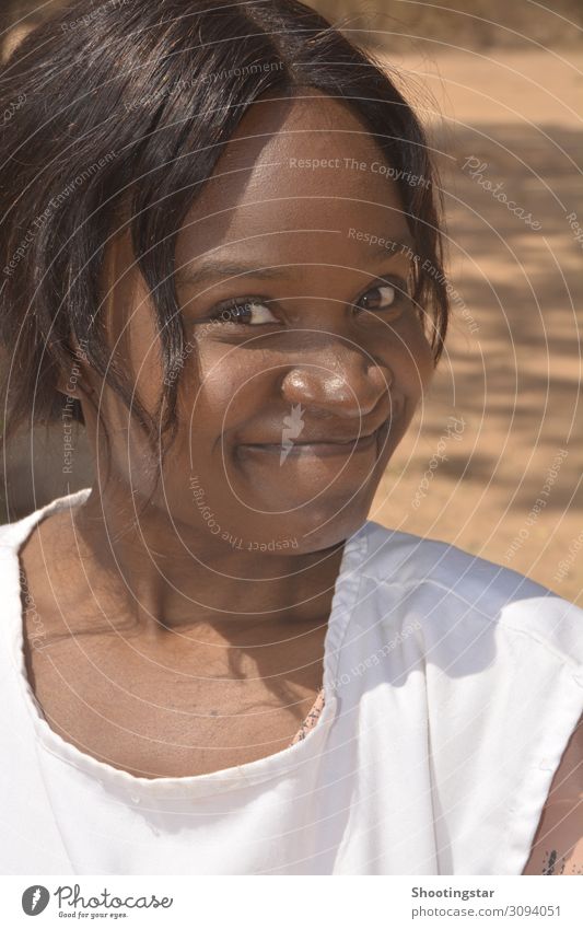 frech feminin Mädchen Junge Frau Jugendliche Erwachsene 1 Mensch braun Freude Fröhlichkeit selbstbewußt Afrikanerin Farbfoto Außenaufnahme Nahaufnahme Tag