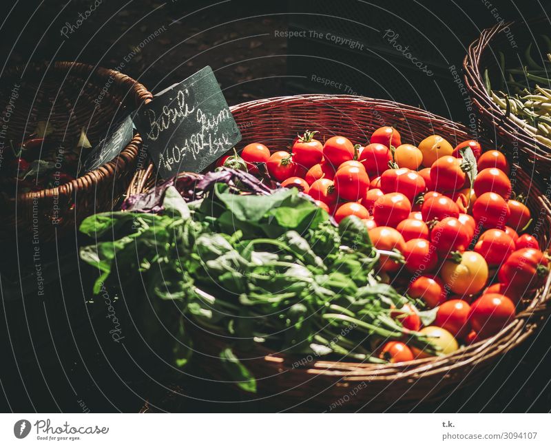 Basili kum Lebensmittel Gemüse Frucht Tomate Basilikum Ernährung Bioprodukte Vegetarische Ernährung kaufen Sommer Herbst frisch Gesundheit grün rot Markt