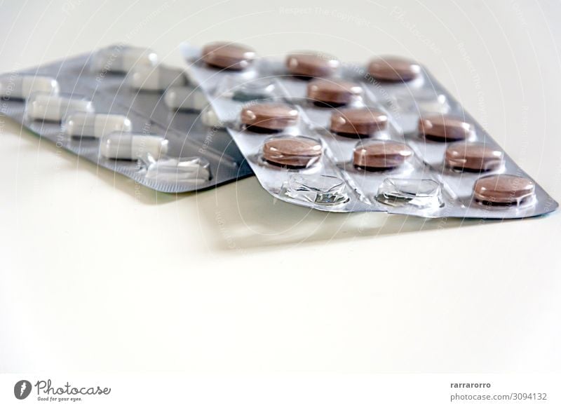 Medizinische Pillen verpackt in glänzenden Plastikblistern Gesundheitswesen Behandlung Krankheit Medikament Industrie Menschengruppe Container Rudel Paket