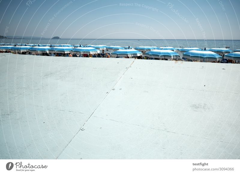 strand Küste Strand Ferien & Urlaub & Reisen Sonnenschirm Sichtschutz Wasser Meer Außenaufnahme Textfreiraum unten Licht Schatten Sonnenlicht