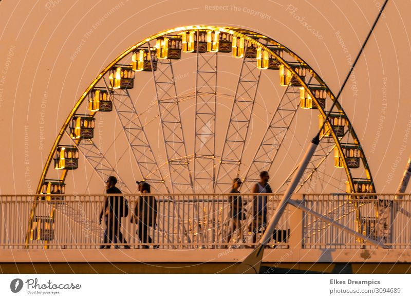 Unterm Riesenrad Freude Spielen Jahrmarkt Sonnenlicht Sommer Wärme Brücke genießen Funktechnik Farbfoto Gedeckte Farben Außenaufnahme Abend Licht