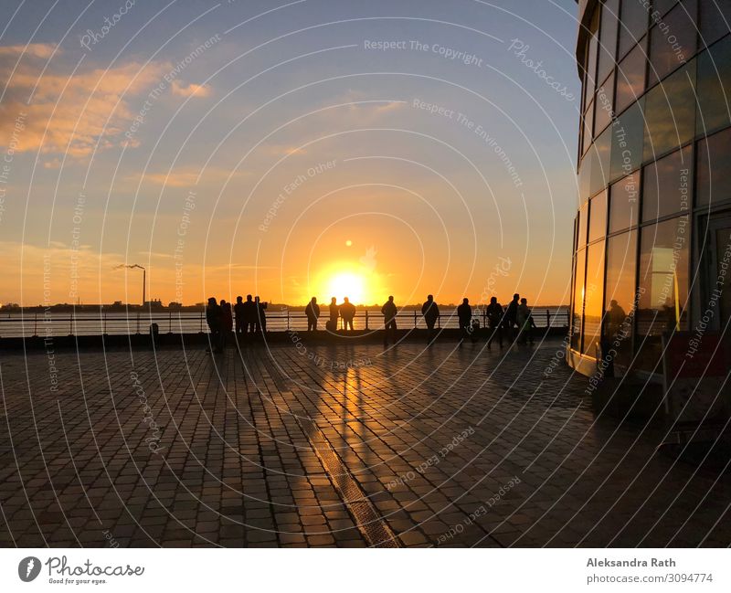 Menschen betrachten den Sonnenuntergang Ferien & Urlaub & Reisen Menschengruppe Himmel Sonnenaufgang Sonnenlicht Schönes Wetter Küste Nordsee See Bremerhaven