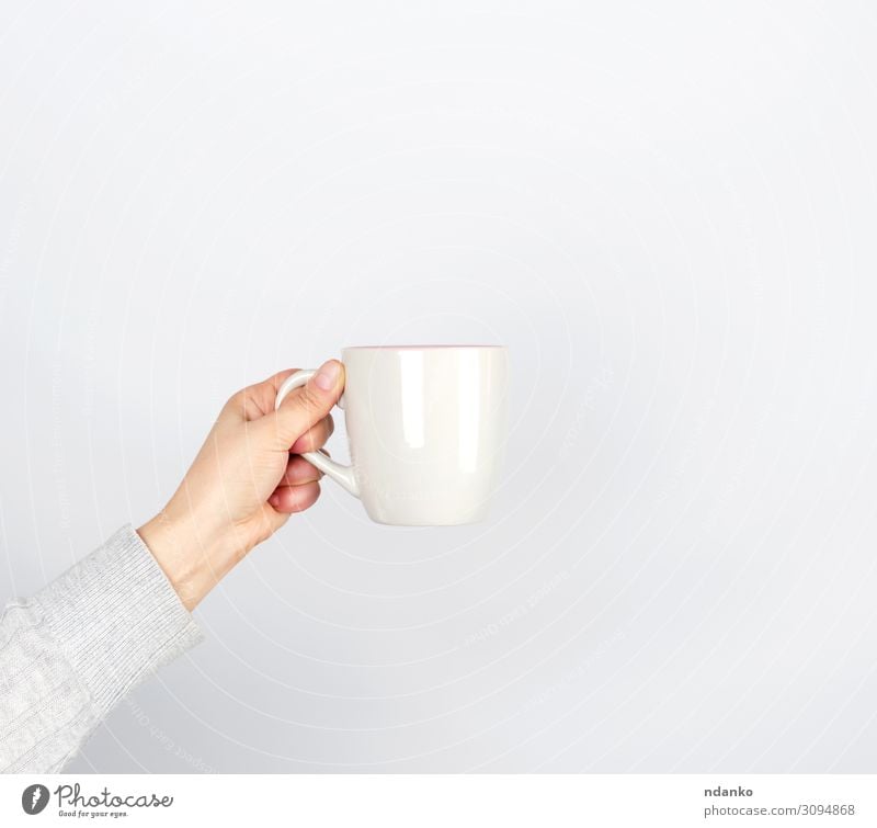 graue Keramikschale in weiblicher Hand Frühstück Getränk Kaffee Espresso Tee Tasse Becher Design Küche Mensch Frau Erwachsene Arme Finger Container heiß weiß