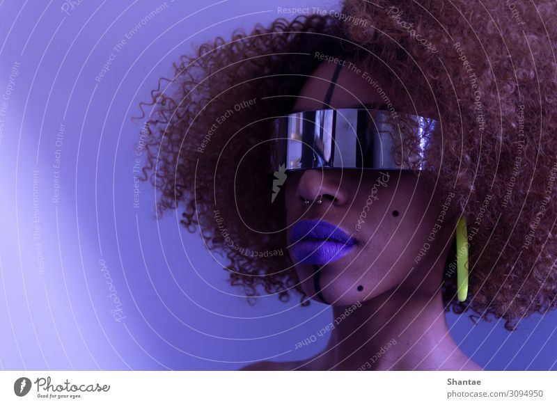 La Fille Futuriste Stil Schminke Lippenstift Party Headset Virtuelle Realität Technik & Technologie Fortschritt Zukunft High-Tech Künstliche Intelligenz feminin
