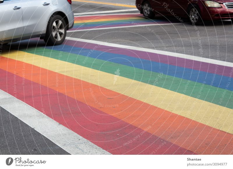 Rainbow Crosswalk für LGBTQ-Unterstützung Lifestyle Tourismus Freiheit Atlanta Stadt Wahrzeichen Straße Straßenkreuzung Zebrastreifen PKW Zusammensein trendy