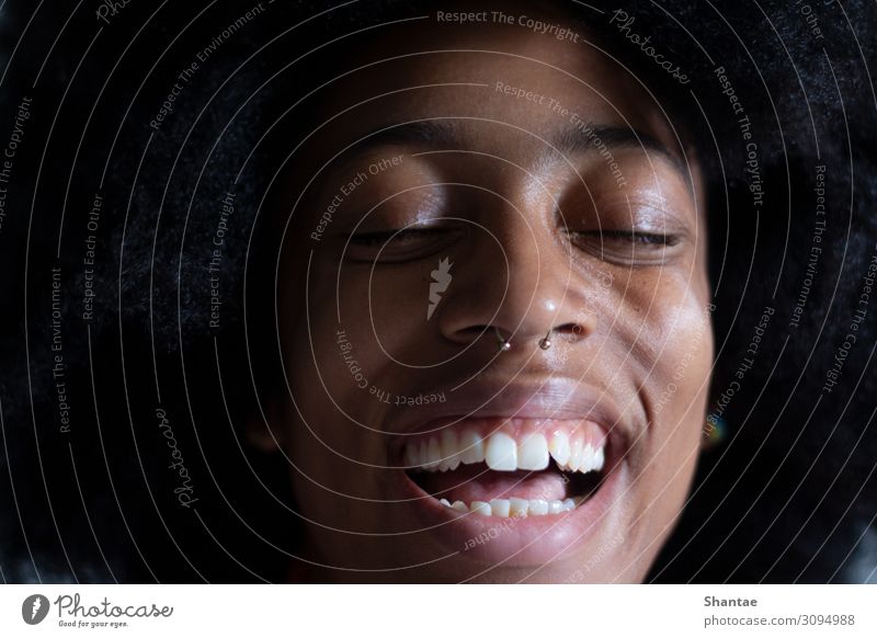 Tout Sourire Freude schön Haut Wohlgefühl feminin androgyn Frau Erwachsene Gesicht Zähne 18-30 Jahre Jugendliche Künstler Kultur Piercing Septum Afro-Look