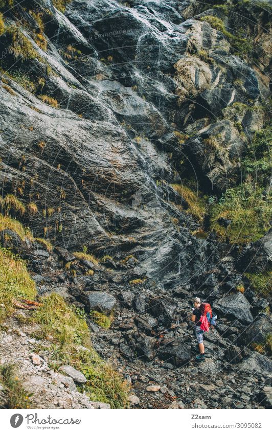 Wander vor Wasserfall Ferien & Urlaub & Reisen Abenteuer Berge u. Gebirge wandern Junge Frau Jugendliche Natur Landschaft Schönes Wetter Felsen Alpen Rucksack