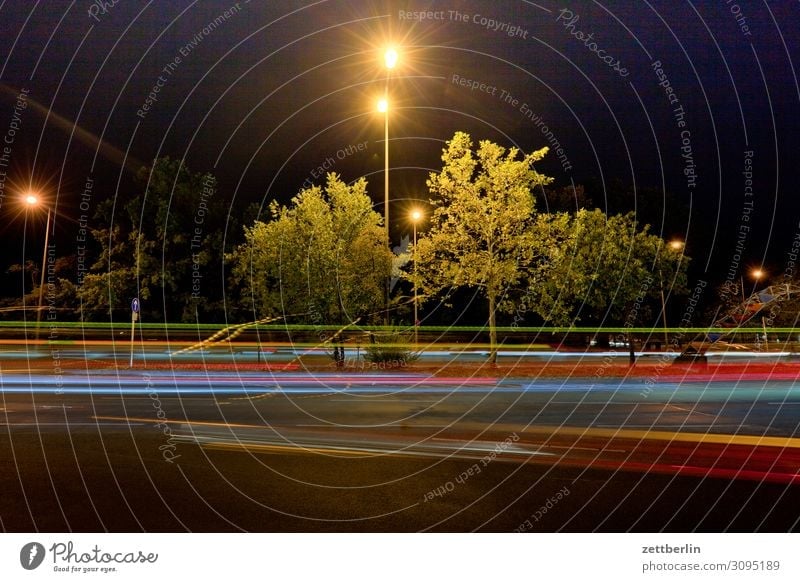 Licht Bewegung mehrfarbig Dynamik Phantasie Straßenkreuzung Lichtspiel Leuchtspur Lichtmalerei Lightshow Linie Berufsverkehr Rücklicht Autoscheinwerfer Spielen