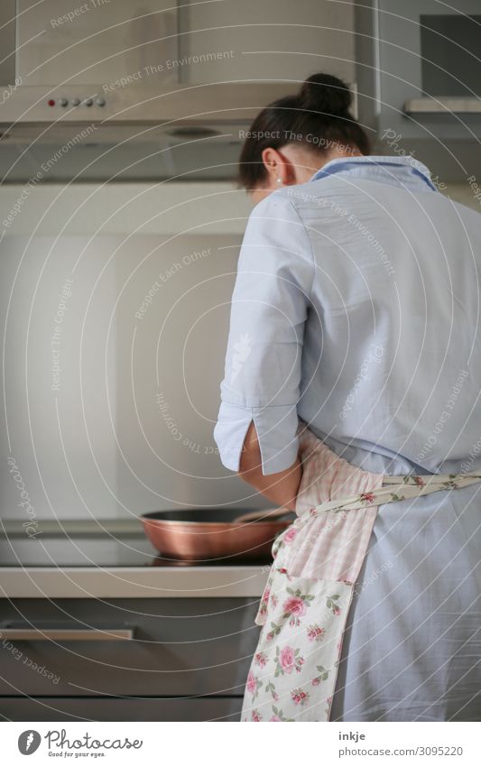 In der Küche Ernährung Lifestyle Häusliches Leben Frau Erwachsene Rücken 1 Mensch 30-45 Jahre Herde Dunstabzug Pfanne Schürze stehen authentisch kochen & garen