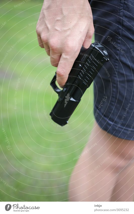 Luftpistole Lifestyle sportschießen Junger Mann Jugendliche Leben Hand Beine 1 Mensch 18-30 Jahre Erwachsene Waffe Pistole festhalten stehen authentisch