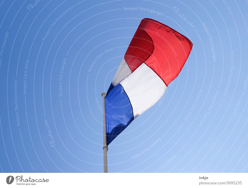 Frankreich Flagge Wolkenloser Himmel Schönes Wetter Fahne Nationalflagge blau rot weiß Politik & Staat wehen Sauberkeit Farbfoto mehrfarbig Außenaufnahme