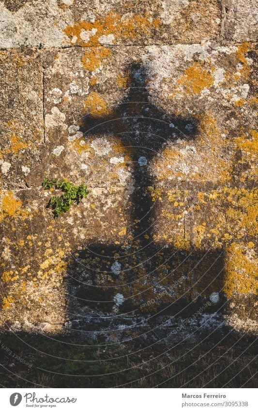 Kruzifix Schatten auf Steinmauer Kunst Skulptur Sonne Kirche Denkmal Zeichen Kreuz alt historisch retro Tod Ende Gelassenheit Religion & Glaube Licht Grabstein