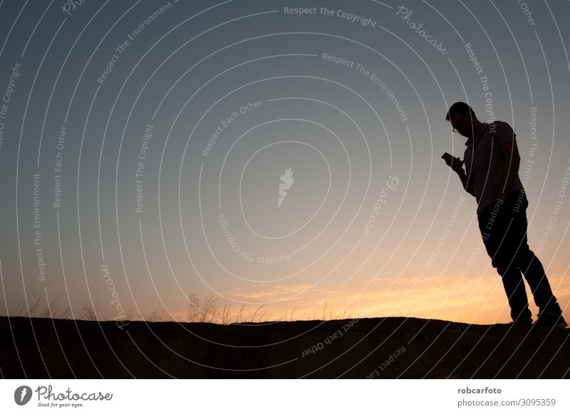 Silhouette des Mannes mit Handy bei Sonnenuntergang Business sprechen Telefon PDA Mensch Erwachsene stehen Telefongespräch dunkel klug schwarz weiß Zelle Mobile