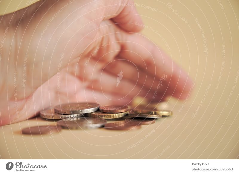 Grossaufnahme einer Hand die ein paar Geldmünzen zusammen schiebt Inflation 1 Mensch sparsam geizig Gier Gesellschaft (Soziologie) Handel nachhaltig Reichtum